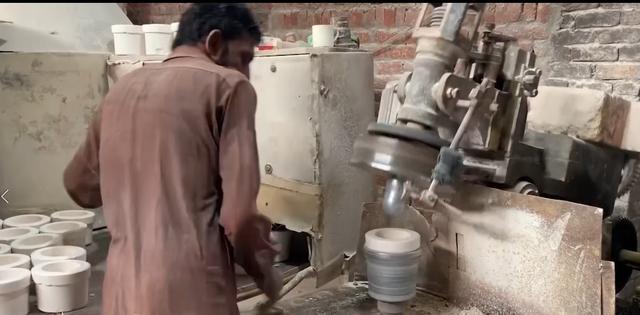 但工厂内的机器化,其实正在快速发展,以前巴基斯坦人做陶瓷杯,做的